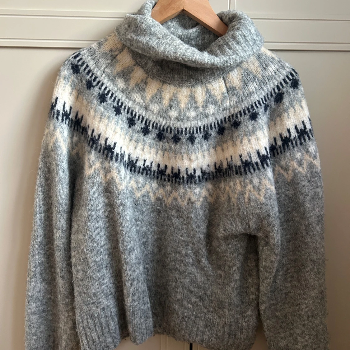 Grå polotröja med mönster från H&M