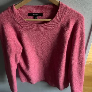 Rosa stickad tröja från Vero Moda - Mysig rosa stickad tröja från Vero Moda i storlek M. Tröjan har en rund halsringning och ribbade muddar vid hals, ärmslut och nederkant. Köpt för kanske 2 år sen, använd lite men inte så vardagligt. Lite nopprigt men inget galet!! Säljs för 100 men kan absolut diskuteras!!