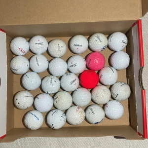 Blandade titlest golf bollar (28) ingår (3) PRO V1 - Samling med 28 titlest golf bollar. Perfekt för dig som vill börja utöka dina kunskaper inom golfen. Bollarna är begagnade men i bra skick, redo för nya äventyr på banan!
