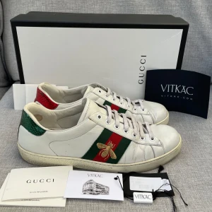 Gucci ace skor  - Hej! Säljer nu dessa sjukt snygga Gucci skor. Skorna är i bra skick!Har allt og på bilden! Hör gärna av dig vid frågor 