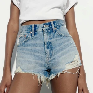 Jeansshorts - Superfina jeansshorts från zara i storlek 34🥰