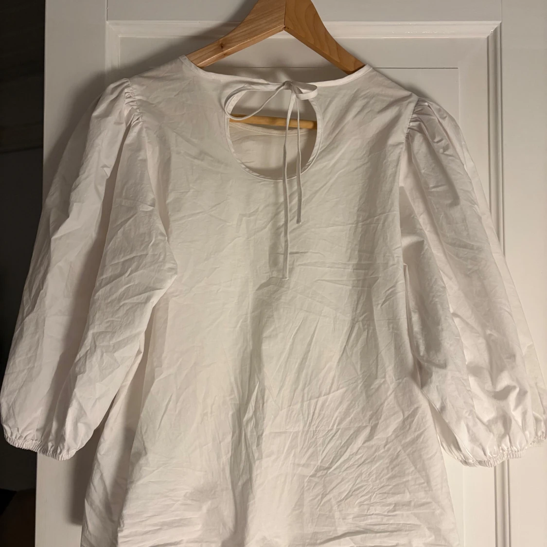 Vit blus med puffärmar och knyt - 2