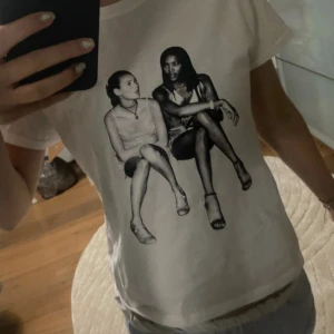  t-shirt med tryck - den är nästan ny, jag har knappt använt den.