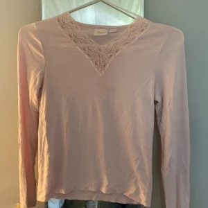 Ljusrosa långärmad topp med spets - Supersöt ljusrosa långärmad topp från Gina Tricot med v-ringad hals och spetsdetaljer. Mjuk och jätte skön i storlek 146-152💓( änvänd typ 1 gång ) 