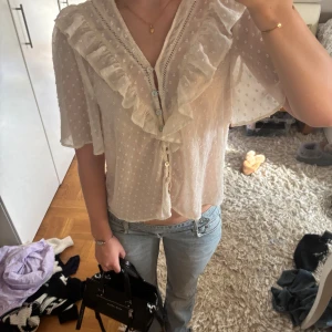 Kortärmad blus - Fin kortärmad blus från Zara som jag säljer då den inte längre kommer till användning 