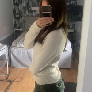 Vit stickad tröja  - Säljer en enkel och fräsch vit stickad tröja med rund hals och långa ärmar. Tröjan har ribbade muddar vid ärmslut och nederkant, vilket ger en snygg och clean look. Perfekt att matcha med jeans eller cargo pants för en chill stil. Säljer för den inte kommer till användning 