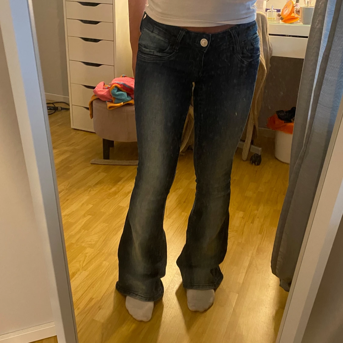 Blå bootcut jeans med utsvängda ben