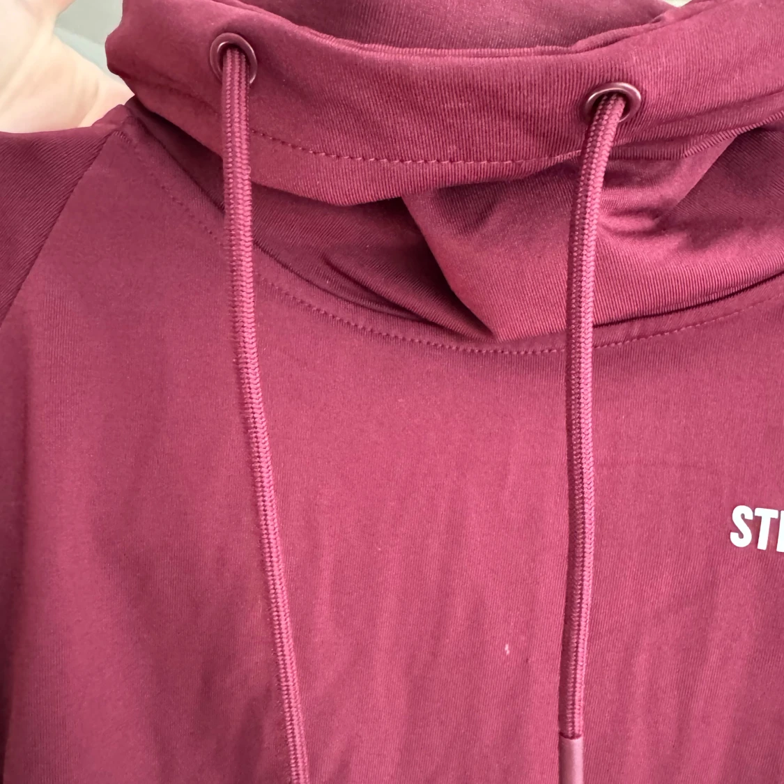 Vinröd träningströja från Stronger - 1