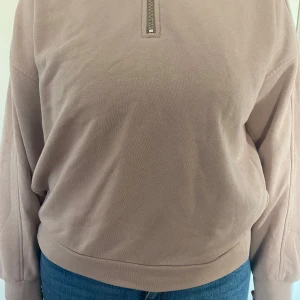 Beige half zip sweatshirt från 157 - Säljer en beige sweatshirt från 157 i storlek L/XL. Tröjan har en half zip-dragkedja vid halsen, långa ärmar och är tillverkad i mjuk bomull och polyester. Perfekt för chill dagar och enkel att matcha med jeans eller joggers.