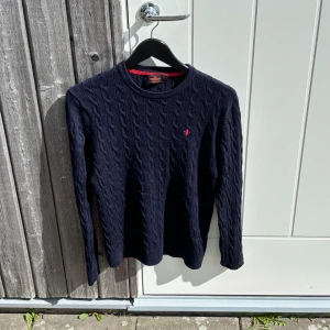 Mörkblå stickad tröja från Morris - Fräsch Mörkblå Stickad Morris tröja | Storlek M | Grymt skick | Pris kan diskuteras 💰| Hör gärna av dig vid funderingar! 