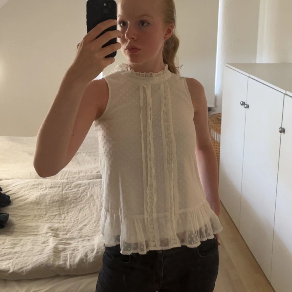 Vit blus med spets och volang