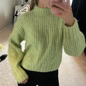 Stickad grön tröja small - Jätteskön stickad tröja från Monki i storlek small. Aldrig använd, bara provad men avtagen prislapp. 