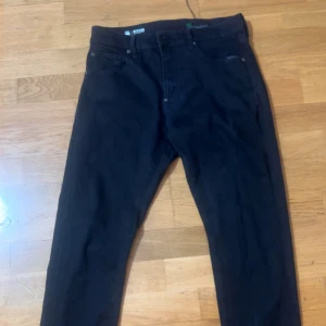 Svarta jeans från G-Star RAW - Säljer nu ett par snygga svarta jeans från G-Star RAW.De är helt nya aldrig använda slim fit. Hör av er vid funderingar!