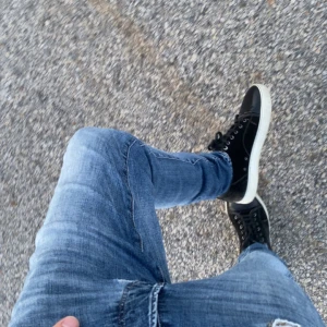 Svarta Lanvin sneakers med mockadetaljer - Lanvins svarta matt tå jag fick dessa skor i födelsedagspresent för knappt 1-2 månader dom är köpta från carl of Carl. Jag vill sälja dessa då jag vill ha nått nytt priset är inte huggit i sten och kom med bud mvh Benjamin 😀