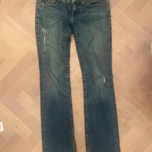 Lowwaist true religion jeans - Så snygga true religion jeans i storlek 29❤️ som man ser har dom några skavanker som man ser på bild 4 och 5❤️ men absolut inget man tänker på när man har på sig dom❤️❤️