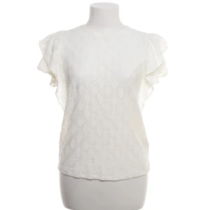 Vit volang blus - Supervacker och trendig vit blus med unika mönster och volanger vid ärmarna! Endast använd ett fåtal gånger och är i storlek xs. 🩷