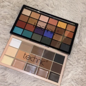 Technic paletter - Två superfina paletter från Technic. Några enstaka färger är swatchade annars är de oanvända:) De har dock en hel del repor på sig & den ena har en stor spricka, men påverkar inte själva ”produkten” 😊 Priset gäller för båda men går självklart att köpa styck om man skulle vilja de:)