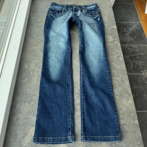 ”Y2k lågmidjade jeans”🫶 - Lågmidjade jeans med broderade detaljer och rhinestones. Köpte secondhand. Några rhinestones har trillat av (går att sätta på nya om man vill) men har inte märkt några andra synliga defekter. FÖRRA SÄLJARENS BILDER!🤍