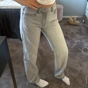 Grå jeans från g perfect jeans, strl 34 - Snygga grå jeans från g perfect jeans i rak modell med normal passform. 