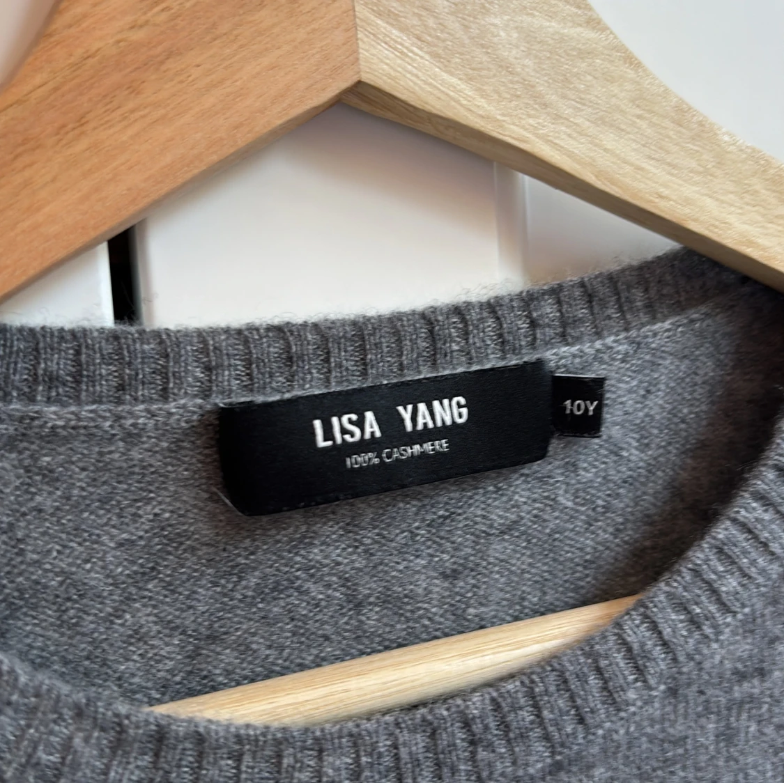 Grå kashmirtröja från Lisa Yang - 1