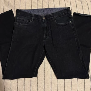 Canali mörkblå jeans – strl 50 - Mörkblå jeans från Canali i extra mjukt och kraftigt bomullsmaterial som passar perfekt för kallare säsonger. Klassisk femficksdesign med broderad detalj på bakfickan. Rak passform och tidlös, stilren look. Skick: Mycket bra condition, använda endast några få gånger