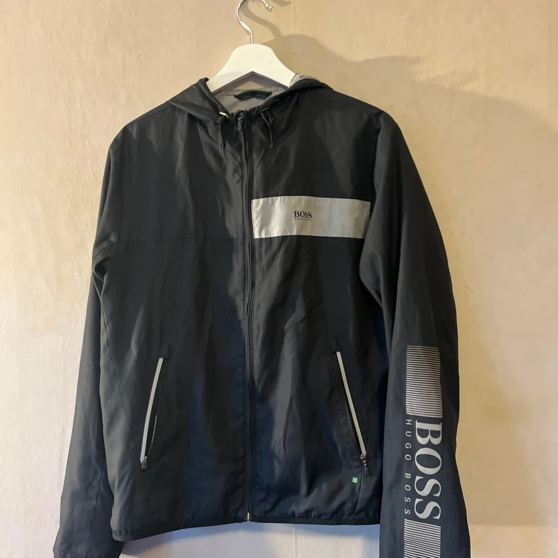 Svart vindjacka från Hugo Boss