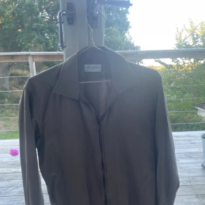 Brun overshirt från John Henric - Snygg overshirt från John Henric. Helt oanvänd. storlek 40=S passar den runt 180cm. Pris 299kr 