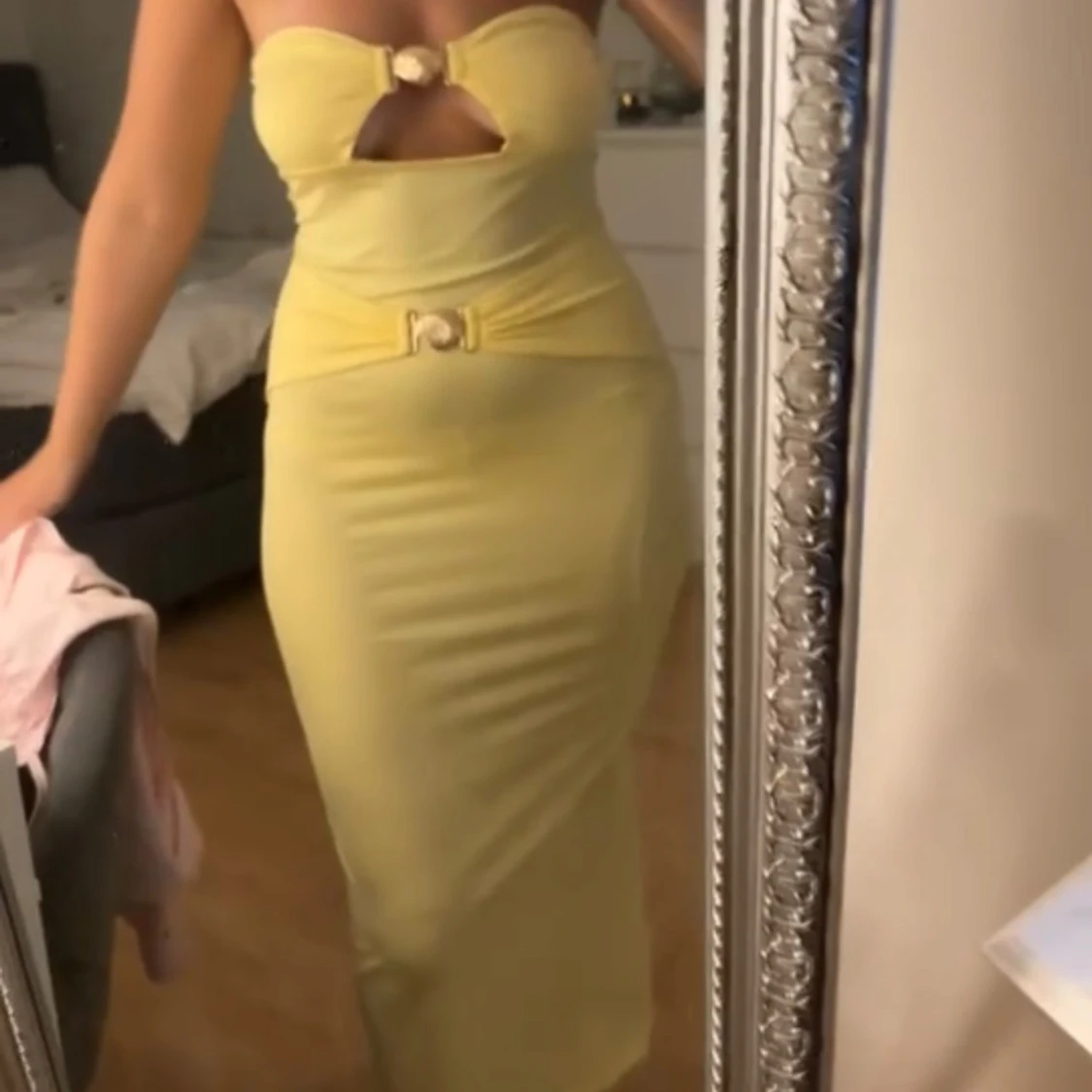 Gul långklänning med snäckdetaljer - 2