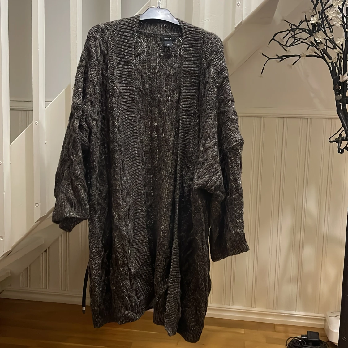 Mörkgrå stickad kofta från Lindex