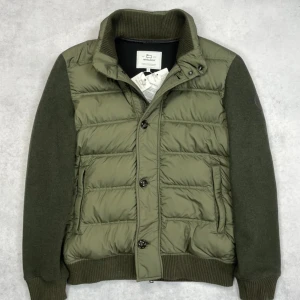 Woolrich down cardigan jacket - – Condition: 10/10 - brand new with tags  – Retail price: 6600 + SEK  The model is 185 cm tall and wear size L