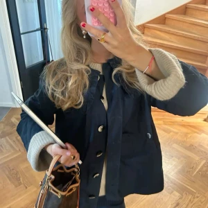 ganni jacka -  Säljer min jacka ifrån ganni😚 den är väll andvänd men inga direkta defekter köptes för ganska länge sedan och hittar den inte online där jag köpte så minns inte riktigt nyprise men tror jag betalla nån stans runt 2900kr❤️‍🔥 storleken är 38 men brukar själv bära xs/s så sitter något mer oversized på mig men skulle säga att den passar mindre och kanske även större beronde på hur man vill ha den