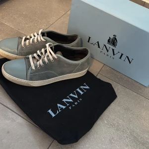 Ljusblå lavins - Ljusblå lavins med matt design. Cool design med vita snören. Orginalsnören ingår ej. Storlek 42 men stora i storleken. Relativt bra skick men finns tecken på användning men inte sönder. Rickrigt najs skor som passar till mycket. Skriv vid fler frågor eller bilder.