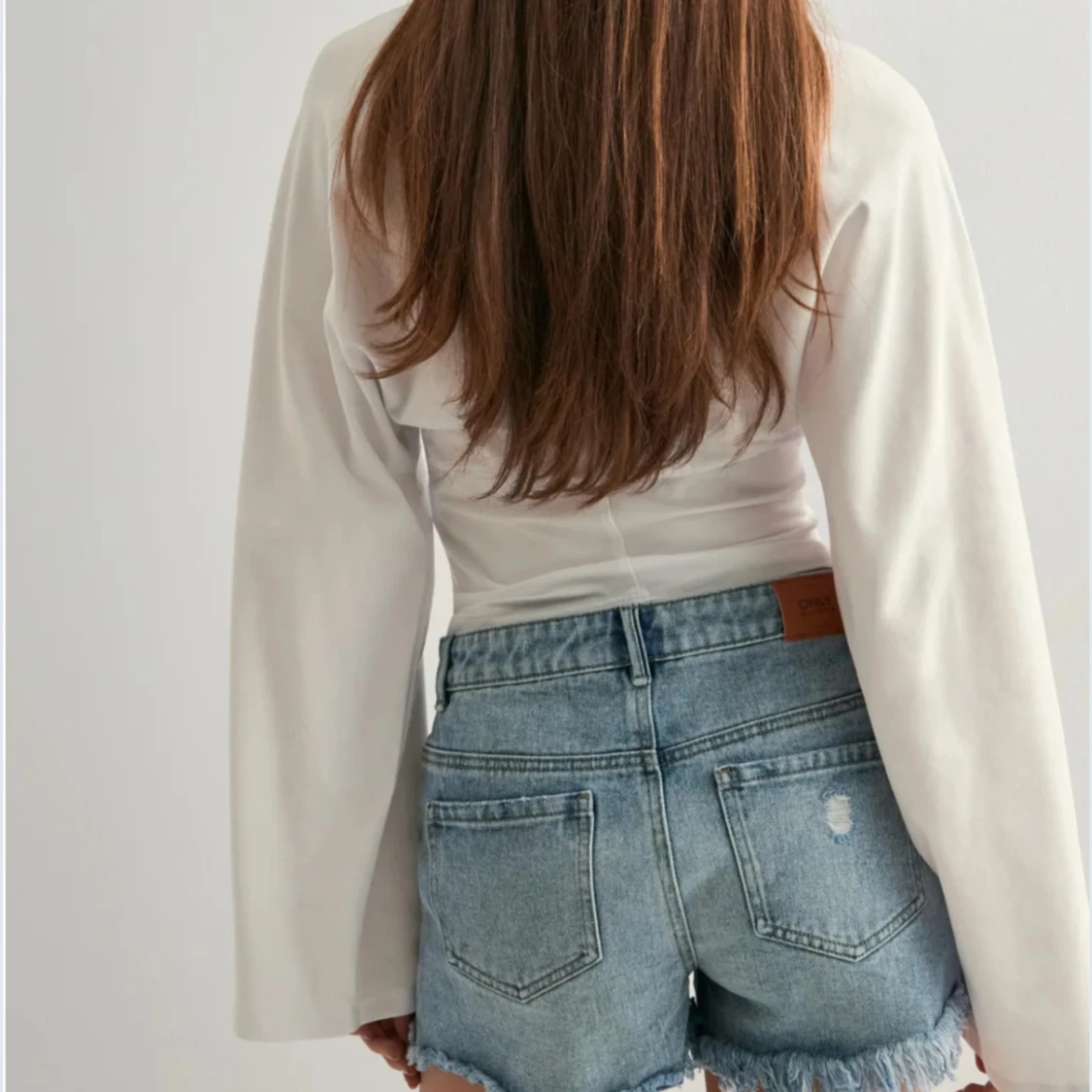 Vit långärmad topp med vida ärmar - 2