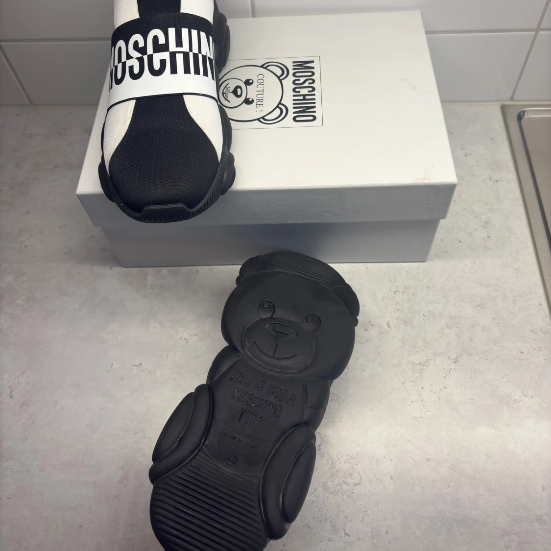 Moschino svartvita sneakers strl 40 - 1