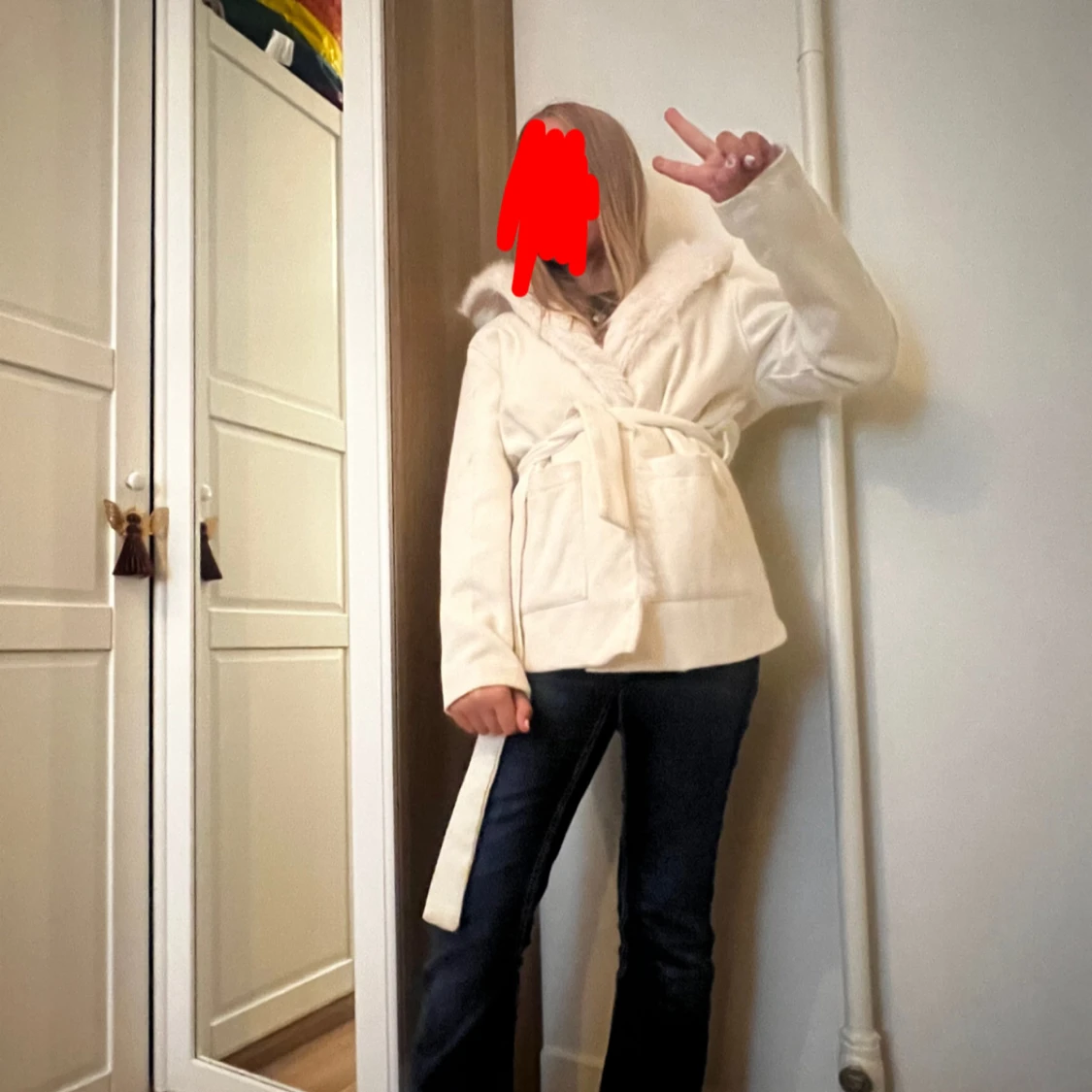 Vit pälsjacka med huva och bälte - 4