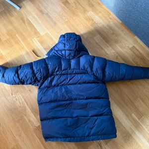 Mörkblå fjällrävenjacka - Söker byte mot denna mörkblå fjällräven jacka strl xxxs skulle gärna vilja byta mot en svart