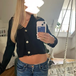 Svart kofta - Söt kofta från Zara- v-ringad, svart, ribbad, finstickad med tre knappar. Aldrig använd, så i väldigt fint skick. Den är storlek 164, alltså xxs☺️
