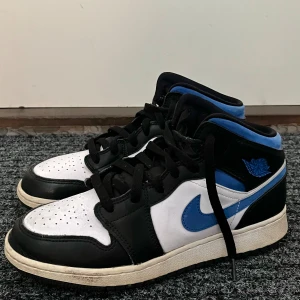 Nike Air Jordan 1 Mid  - Säljer mina superfina Jordans i storlek 39! Skorna är köpta för några år sedan men knappt använda, så de är i fint skick. Originalpriset var 3299 kr. De har använts med creaseskydd hela tiden, vilket gör att de inte har några veck (crease) framtill. Kvittot finns inte kvar då mailet med det har raderats, men det finns bland annat en QR kod i skorna som indikerar på att de är äkta! (Bild 3).