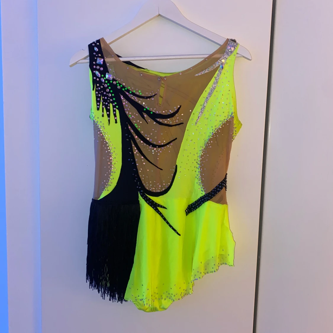 Neongul glittrig dansklänning med fransar - 2
