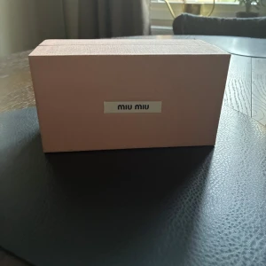 Vintage Miu Miu solglasögon  - Säljer mina snygga vintage solglasögon från Miu Miu. Dem köptes för ca 4500 i butik och såklart kommer de med original rosa box och guldfärgat fodral i sammet. Perfekt accessoar för dig som gillar statement och Y2K känsla. De är knappt använda och behöver en ny ägare! Priset kan förhandlas i snabb affär!💕💕