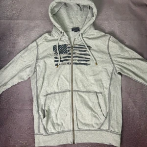 Ralph lauren hoodie denim supply -  fint skick dock har blixtlåset gått sönder men det är en lätt fix| Size M | fraktar spårbart inom 24 timmar | för att köpa klicka ”köp nu” | vid frågor eller funderingar skriv en meddelande |