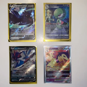 Pokémon V och VSTAR Specialkort (Corviknight V, Gardevoir, Hisuian Samurott V, Hisuian Typhlosion VSTAR) - Samling av fyra coola Pokémon specialkort med glansig finish: Corviknight V, Gardevoir, Hisuian Samurott V och Hisuian Typhlosion VSTAR. Perfekt för dig som vill boosta din samling eller spela med unika och kraftfulla kort!