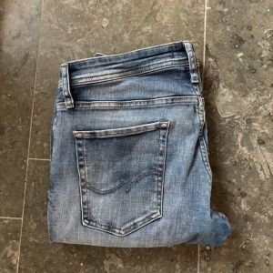 Jack & Jones jeans - Jack and Jones jeans || Slimfit || Strlk 32/32 || Skick: 7/10 fläck på benet (se bild 4) || Bara att skriva vid frågor och funderingar! 