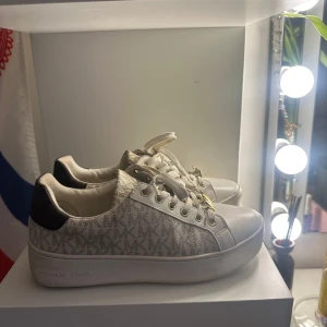Michael Kors skor  - Säljer då mina fina Michael kors skor som inte kommit till användning. Jag köpte dom i butik i usa därför kommer inte paketet med. Köpte dom för 2200 och det har ändast kommit till användning ett få tal gånger då de är för stora för mig. Det står storlek 7,5 i dom då det är usa storlekar men det motsvarar 39 i svenska storlekar💕