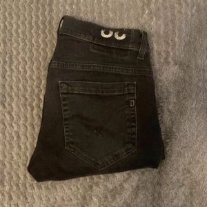 Dondup george - Svarta jeans från George i skinny fit-modell. Snyggt smal passform med klassiska fem fickor och diskreta sömmar. Storlek: 29 skinny fit.