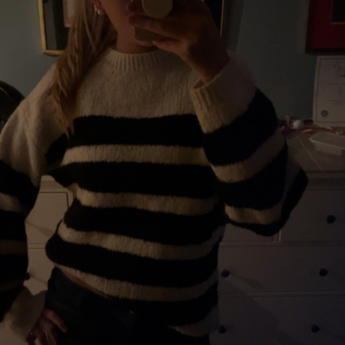 Randig stickad tröja i svart och vitt - 3