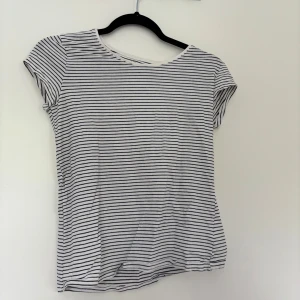 T-shirt - Fin T-shirt som är i ett mycket bra skick. Storlek 156/164