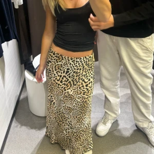 Leopardmönstrad långkjol - Säljer en snygg långkjol med leopardmönster i beige, svart och bruna toner. Använd väldigt få gånger💞