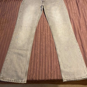 Grå jeans med raka ben från Lager 157 Icon - Snygga grå jeans från 157 Icon i storlek S. Modellen har raka ben och klassisk femficksdesign med knappgylf. Jeansen har en cool, lite tvättad look och passar perfekt till sneakers eller boots. Materialet är slitstarkt denim i bomull.