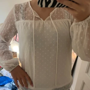Vit blus - Säljer denna jättefina blusen från VILA då den inte kommer till användning, skriv om du undrar något mer🩷